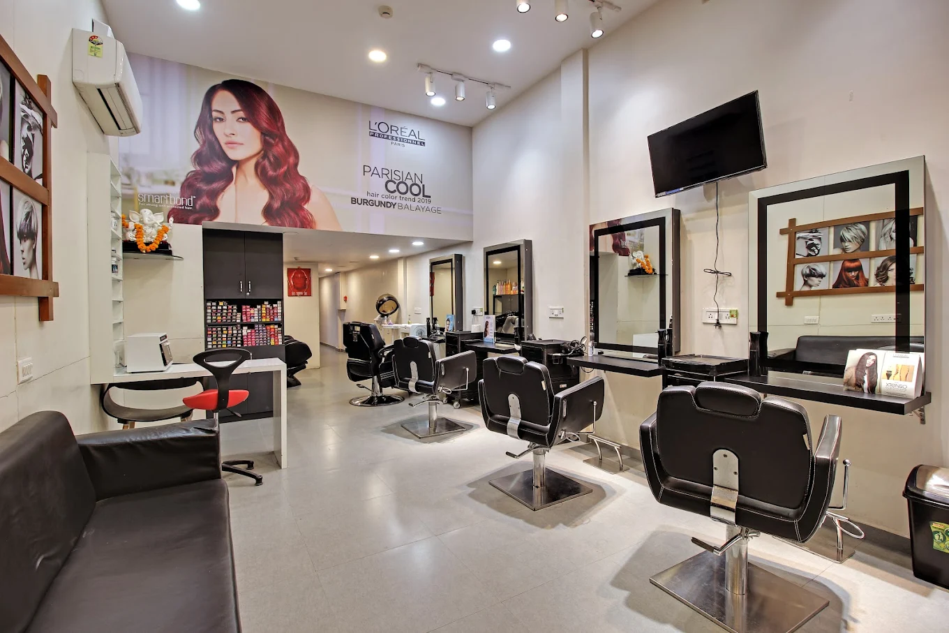 ASTHA UNISEX Salon image