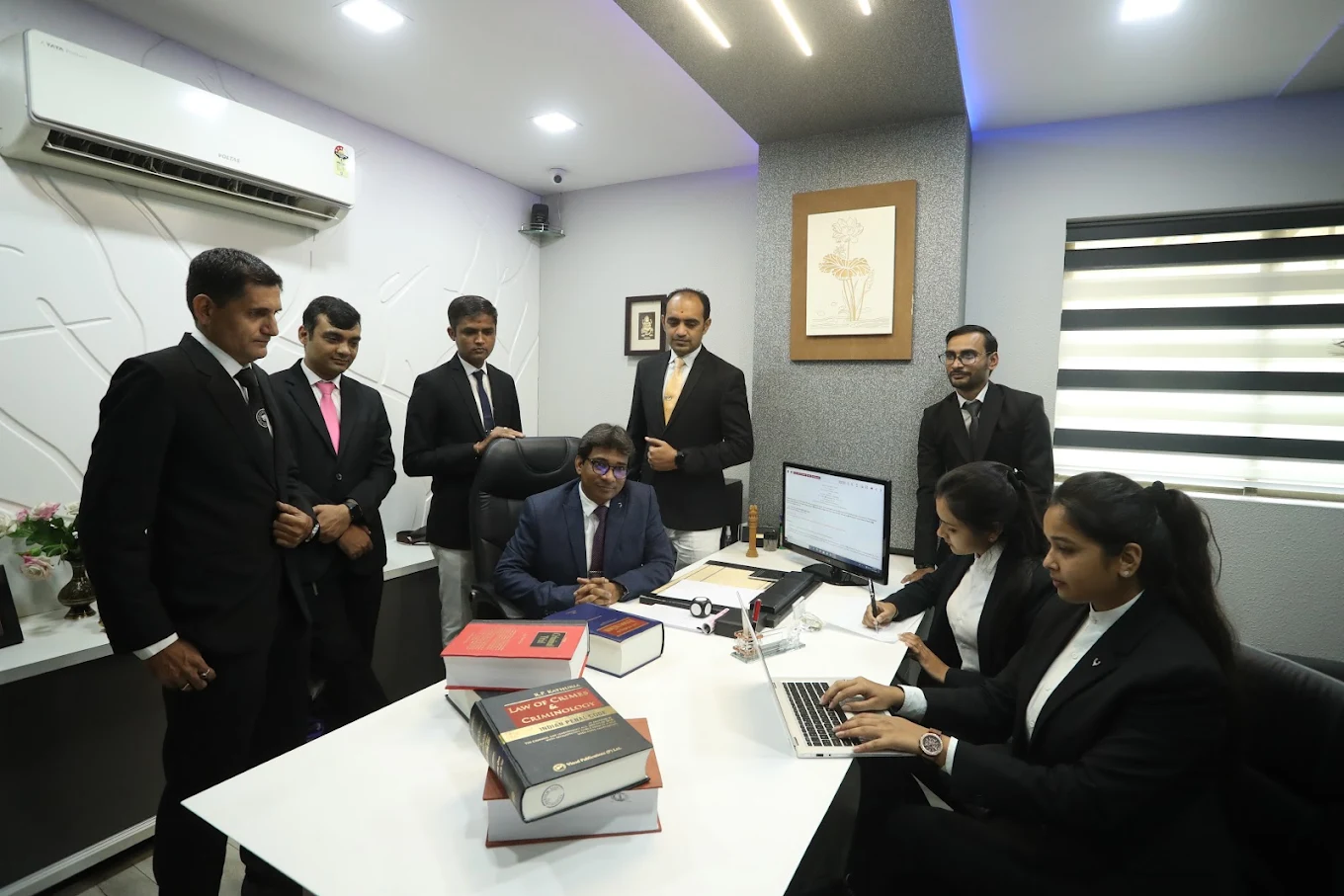 𝗔𝗱𝘃𝗼𝗰𝗮𝘁𝗲 𝗡𝗶𝗹𝗲𝘀𝗵 𝗠. 𝗩𝗮𝗴𝗵𝗮𝘀𝗶𝗮 Law Firm background image