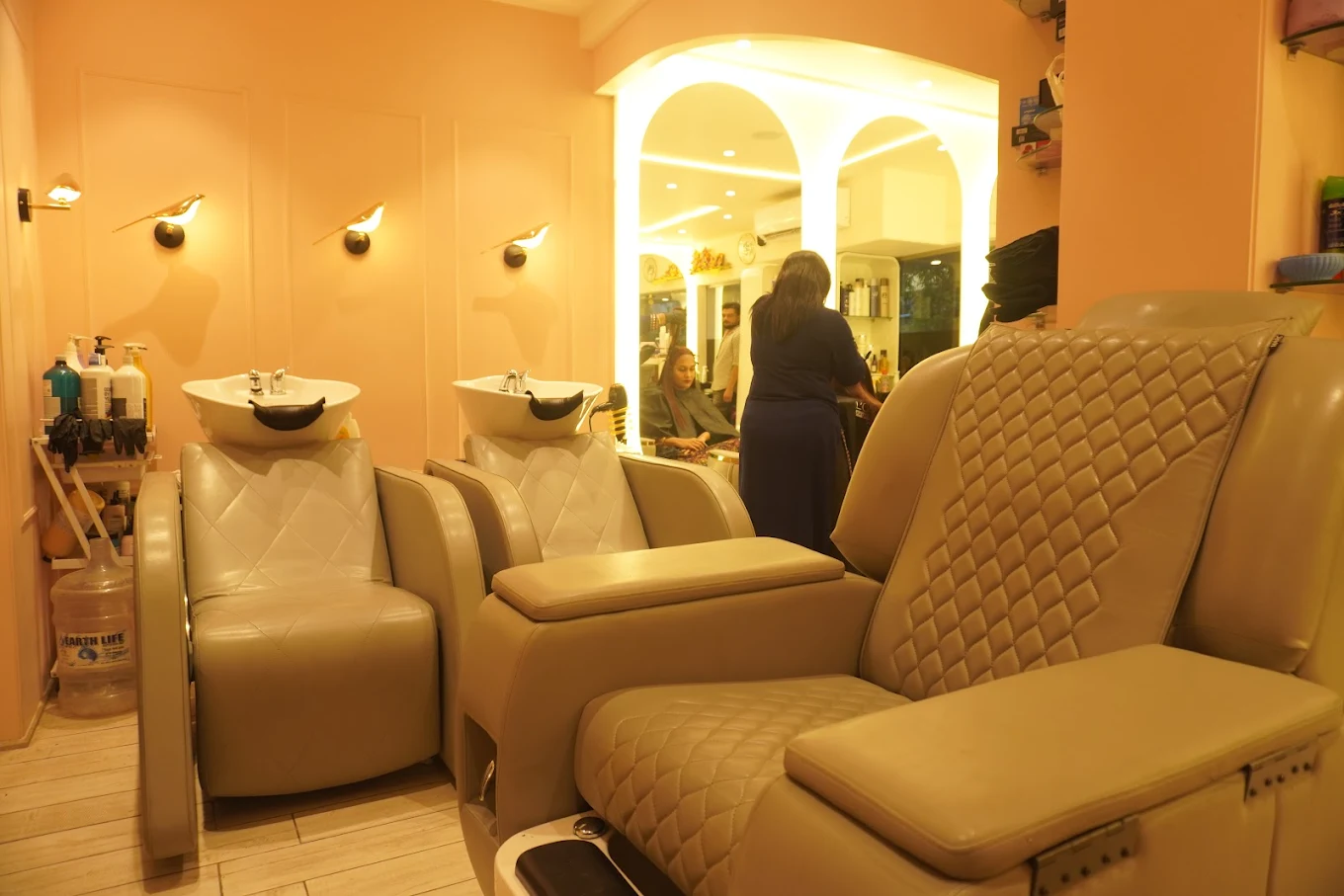 Gold & glow Family  Salon image