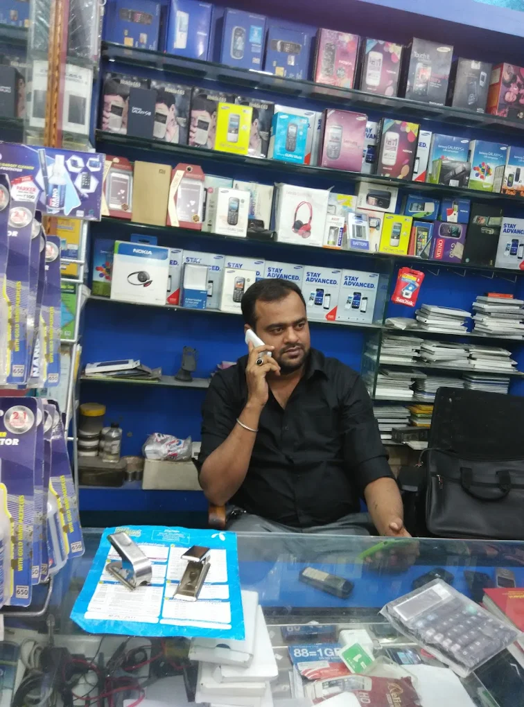 MAAZ Mobile Store logo